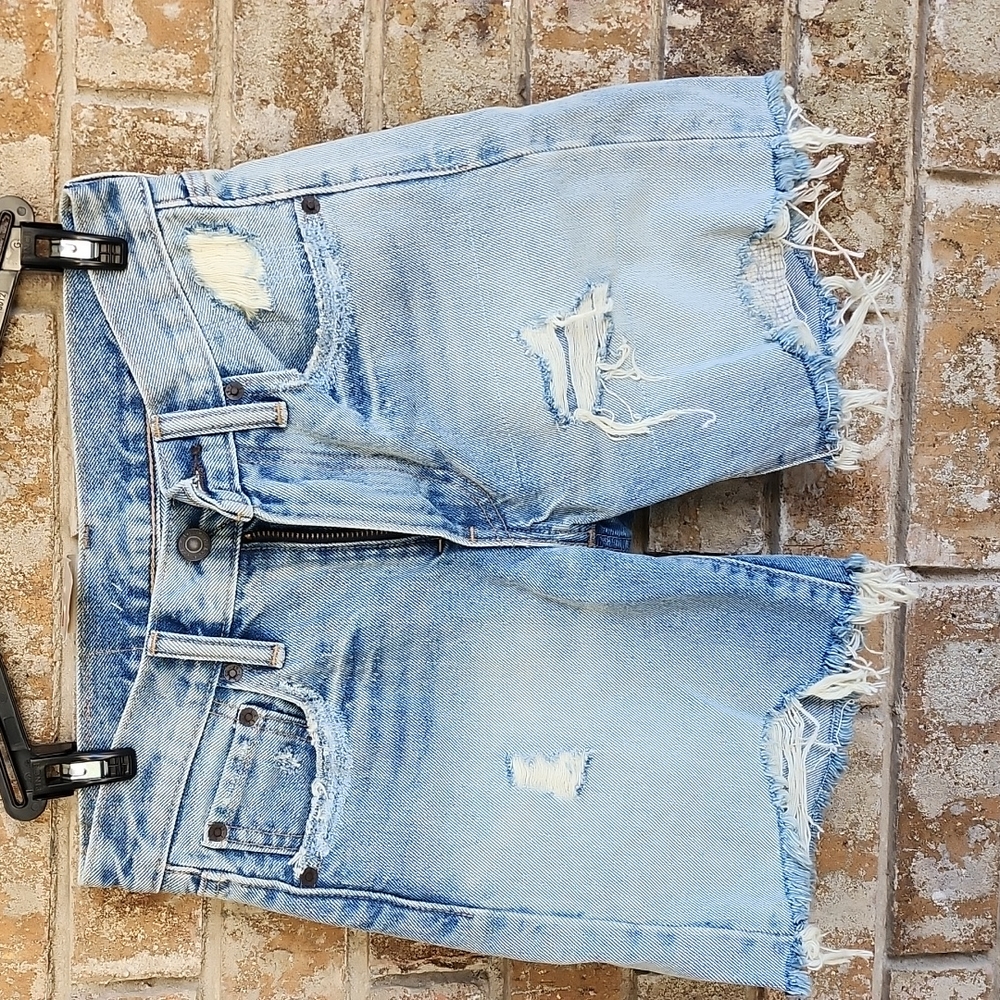 ☀️NWT! Levi's 505 Distressed Cutt-off Shorts, SIZE 24 - Picture 3 of 10